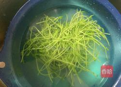 凉拌洋葱豌豆苗的做法图解3