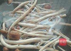 洋葱炒茶树菇的做法图解2