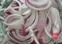 洋葱炒茶树菇的做法图解3
