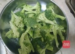 西兰花炒五花肉的做法图解1