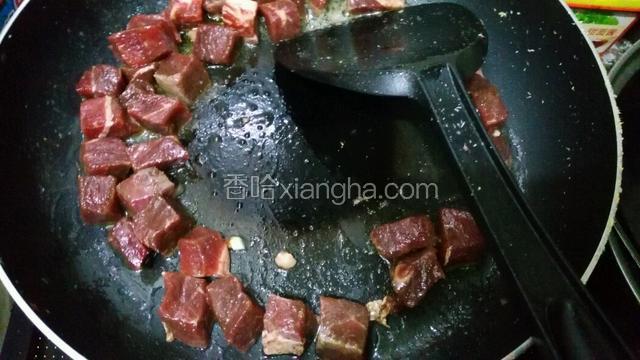 牛肉粒爆炒二分钟断生即可