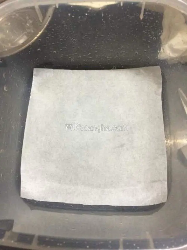 用四方盒，盒底用油纸垫下