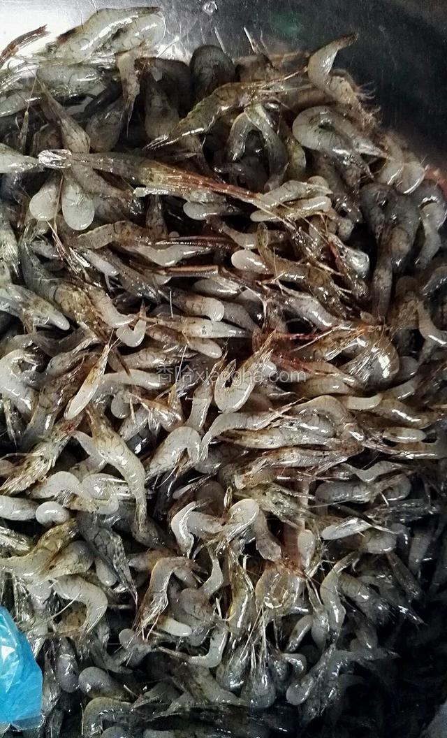 小河虾摘洗干净，加入盐，料酒，姜片腌制片刻