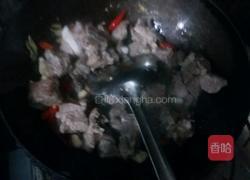 排骨烧土豆的做法图解1