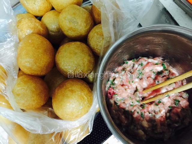 面筯，肉末，肉麻加调料，葱姜末盐鸡精调匀。