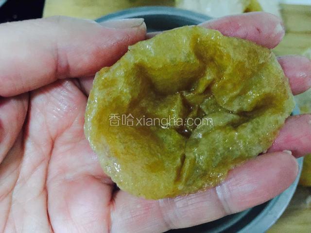 面筋翻身包入肉馅按紧。