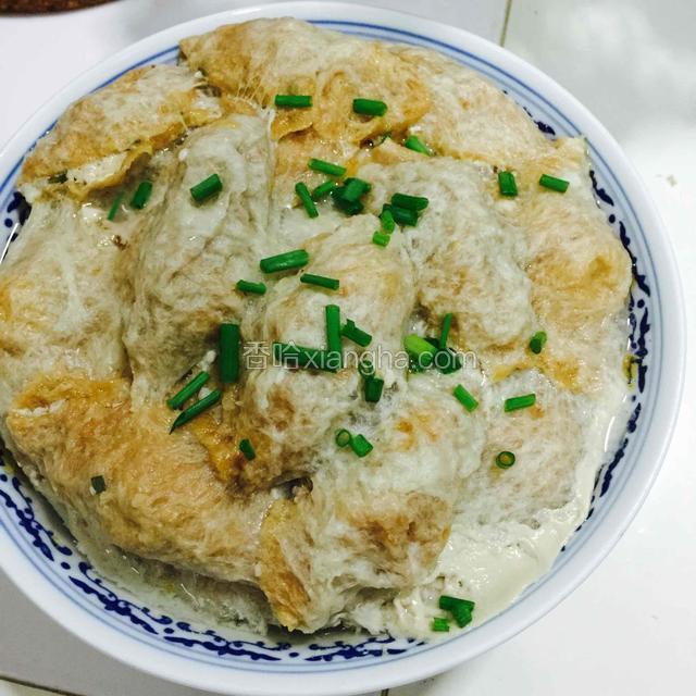 洒上葱花出锅可以开吃咯。