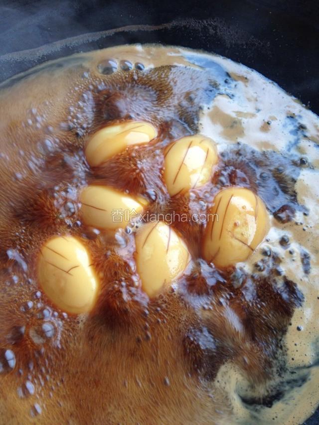 大火煮沸后转小火煮至想要的颜色，小火收汁。
