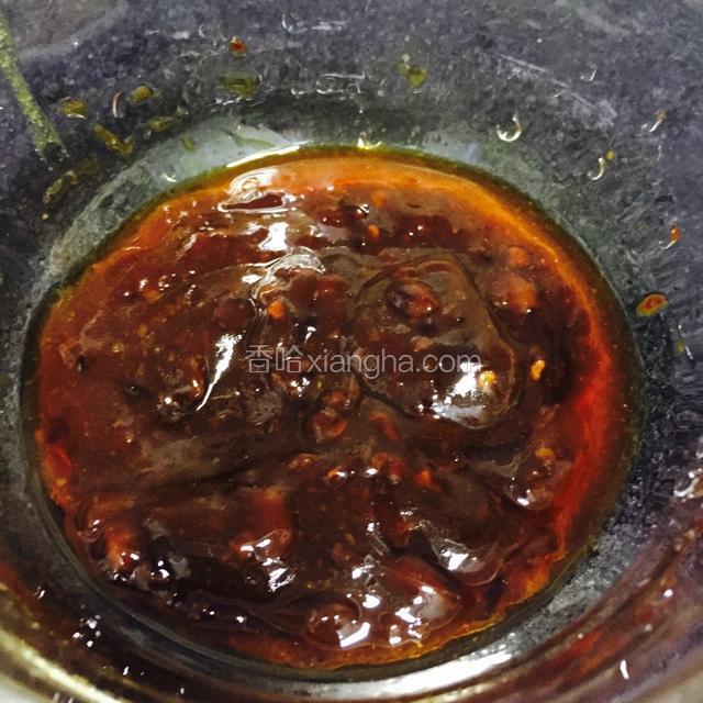 这时我们可以用韩国大酱和排骨酱，还有蚝油调成汁备用