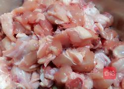 泡椒老干妈炒鸡的做法图解1