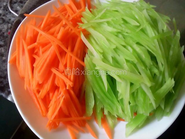 胡萝卜，莴笋切丝待用