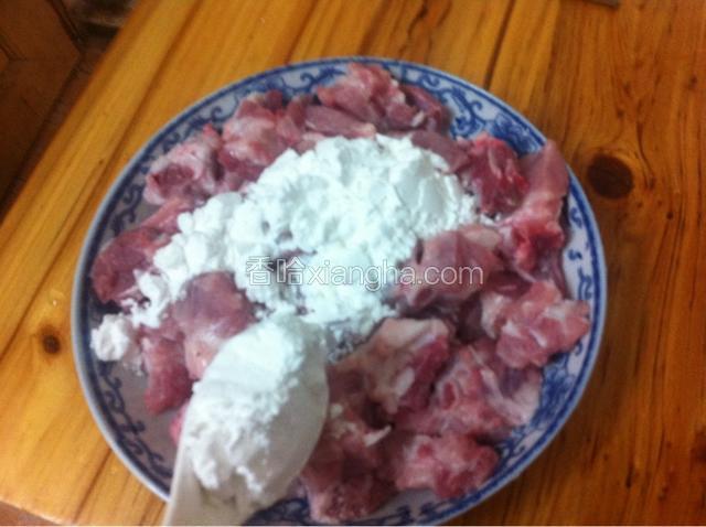 洗净的排骨加生粉5瓷羹