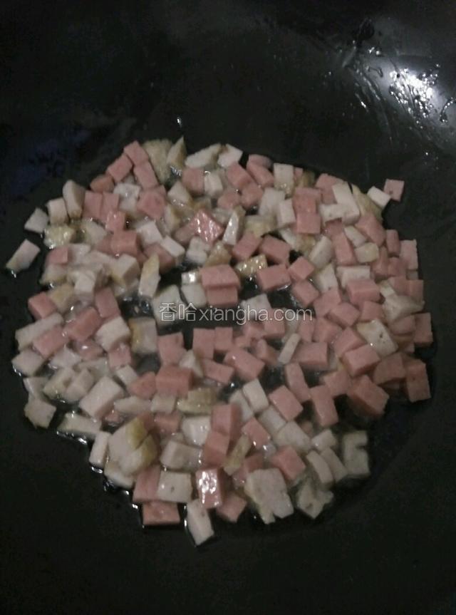 热油锅，煎炸一下，备用