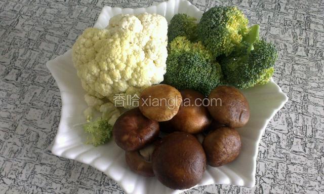 所有食材备好待用，葱姜切碎。