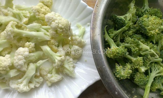 把花菜掰成小朵，香菇去蒂洗净
