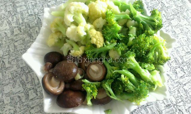 锅烧热水，加一小勺盐，分别把香菇，花菜 焯水，放凉水过凉，香菇在顶部打上十字花刀。