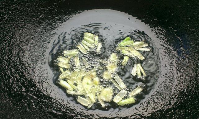 炒锅热油，下葱姜爆香