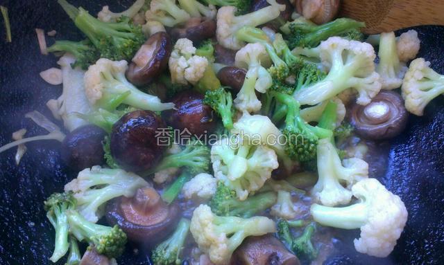 下香菇，花菜编炒，放一点盐，味极鲜一点翻炒均匀