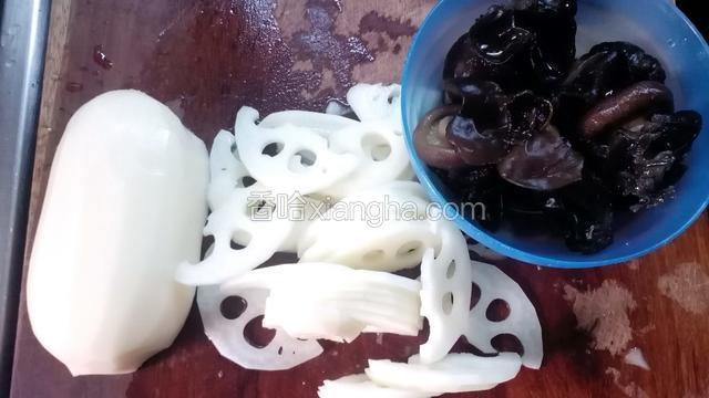 准备食材：莲藕洗净去皮切片，香菇、木耳洗净备用