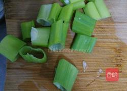 芹菜炒香肠的做法图解1
