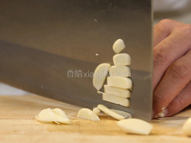 葱姜切沫，蒜切片，红椒切丝。