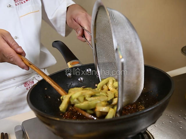 用水淀粉勾成欠汁，放入焯好的茄条，大火翻炒均匀。