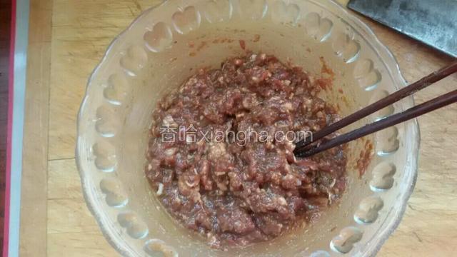然后把羊肉放入盆中，加葱，姜汁和酱油，香油，盐，姜粉和白胡椒粉把羊肉馅拌匀备用