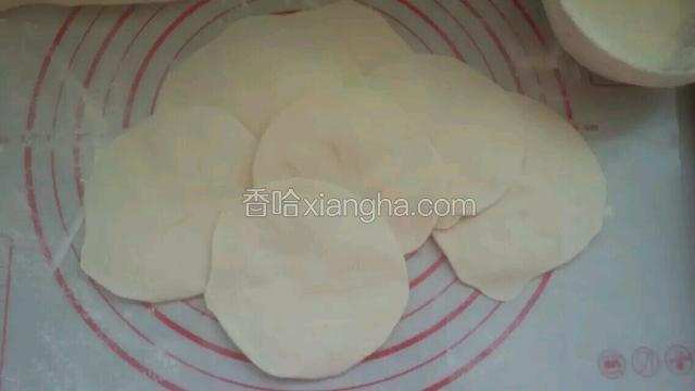 揪出小面挤，擀成饺子皮
