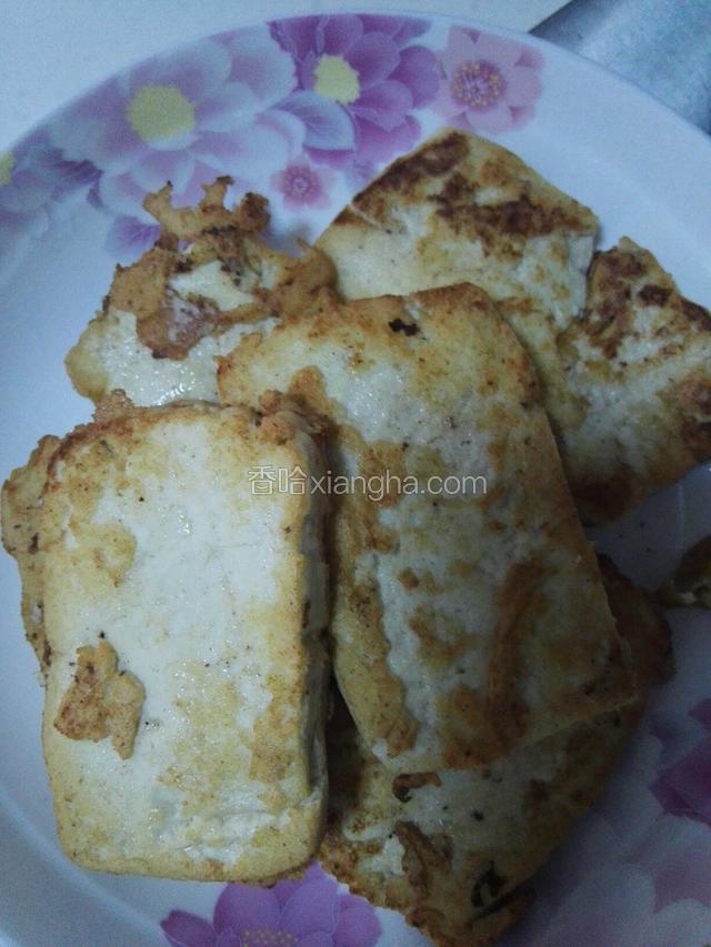 豆腐煎至两面金黄，切细丁