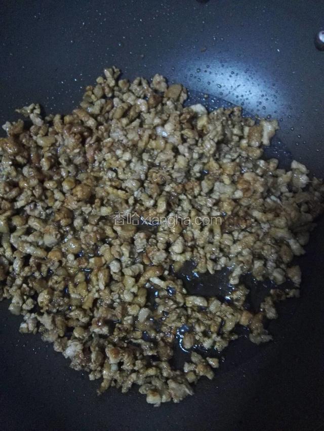 起锅做油，煸炒肉馅，放入酱油