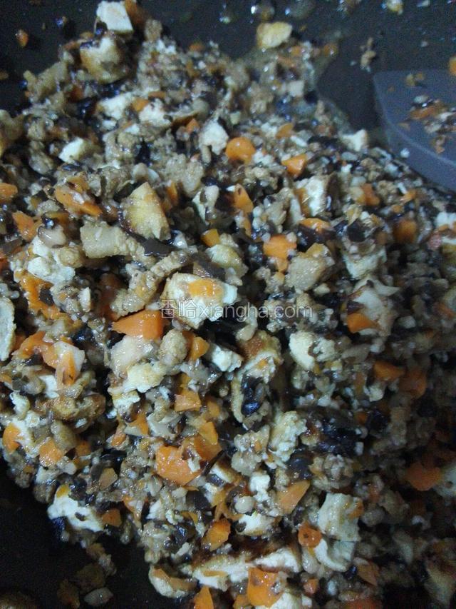 加入各种菜炒熟，放入调料