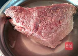 牛肉萝卜汤的做法图解1