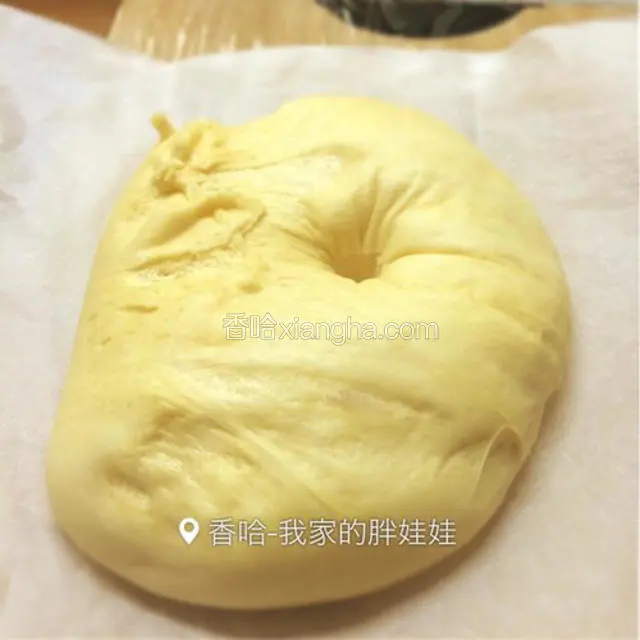 所有材料除黄油以外，全部放入和面机里和好，再加入黄油继续揉15分钟，发酵至两倍大