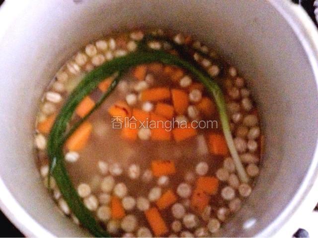 把花生米也倒入高压锅，放一棵葱，加盐，少许料酒文火压20分钟。