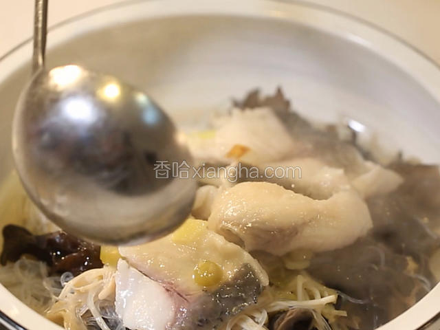 将做好的鱼出锅，盛入放有木耳、金针菇粉丝的碗中。