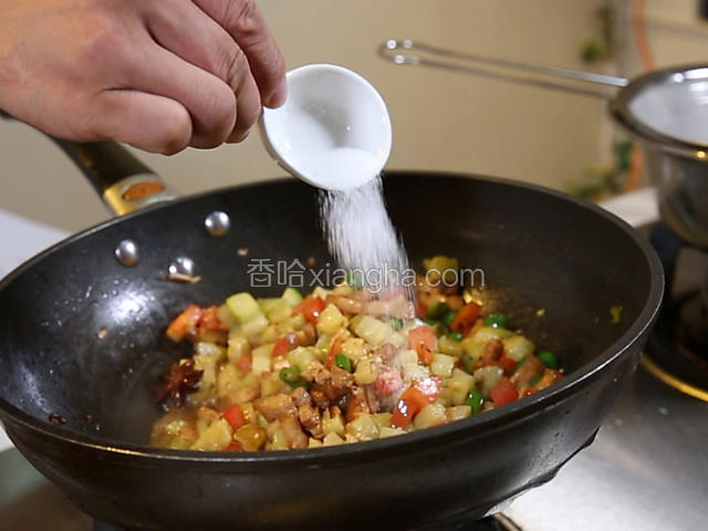 加盐、味精、鸡粉、白糖、米醋，烧开，用水淀粉勾芡，大火翻炒均匀，淋香油出锅。