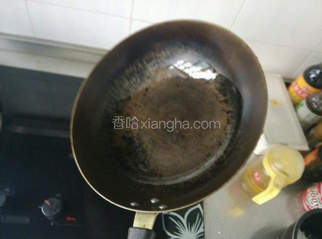 然后，开始加热食材的准备工作：热锅加适量油，转动锅，让油铺均匀满整个锅底，防止粘锅。