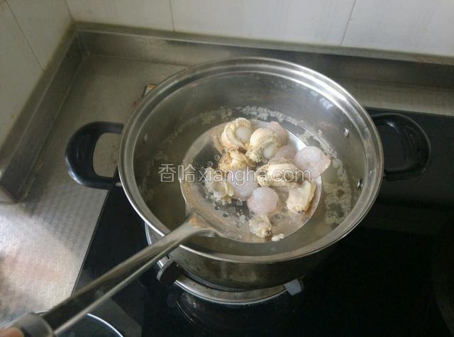 坐开水，放入适量料酒，放入扇贝，蛤蜊和虾仁焯水。