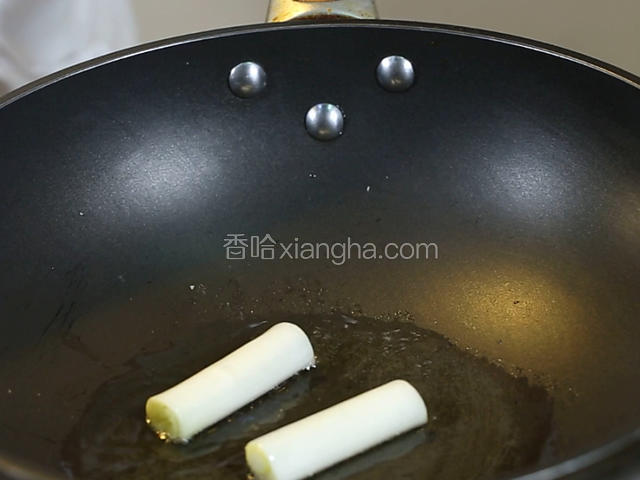 锅中放油20克，大火烧热，放入切好的葱段煸熟，煸出葱油，用筷子挑出葱备用，把多余的葱油倒入碗中备用。