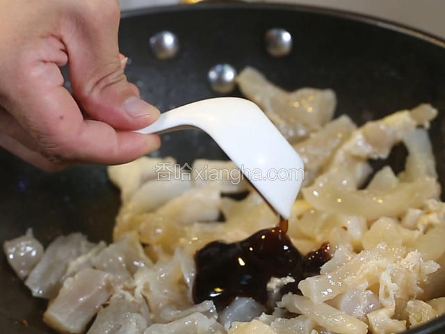 锅中留大约8克色拉油，烧热加姜蒜煸香，放入焯好的牛蹄筋，翻炒，加料酒、蚝油、老抽上色。