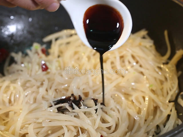 放入水疙瘩丝，大火翻炒，加老抽，放盐、味精、鸡粉、白糖、料酒。