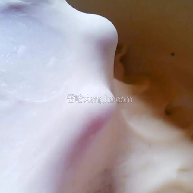 然后加入黄油将面团揉至完全阶段；