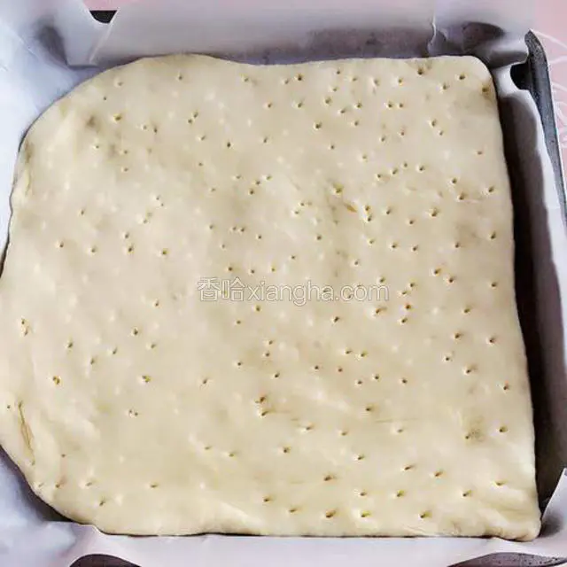 用擀面杖将面团擀成与烤盘几乎相同大小的薄饼，放入铺了油纸的烤盘内，面胚用牙签或者叉子扎一些小眼，放入烤箱进行第三次发酵四十分钟左右；