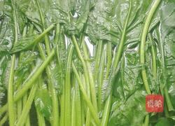 花生芝麻炒菠菜的做法图解2