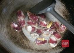 香肠荷兰豆的做法图解2