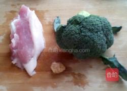 西兰花炒肉的做法图解1