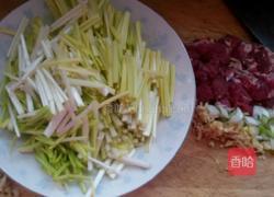 肉片炒蒜黄的做法图解1