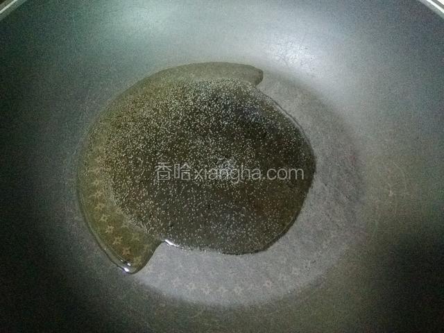 锅里放适量的油