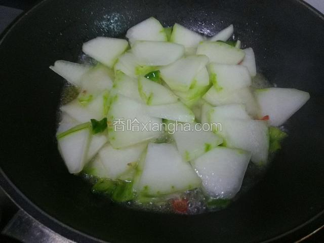 放一点点水大火焖煮3~4分钟放盐，香油，花椒油出锅。