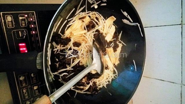 热油倒入木耳腐竹大火快炒5分钟，加入豆芽炒，放入耗油，酱油炒均匀。